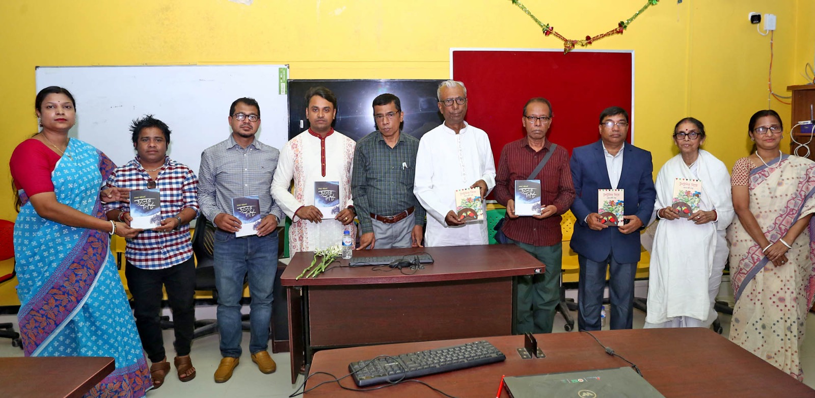 কবি ও গল্পকার নিজের অব্যক্ত কথা ও সামাজিক ট্রমা থেকে মুক্তি পাওয়ার জন্য সাহিত্য রচনা করেন